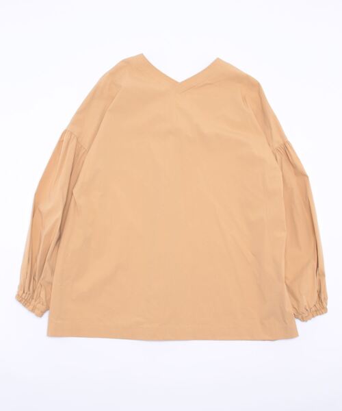 INED（イネド）の「Vネックギャザーブラウス（シャツ/ブラウス・レディース・ベージュ/ネイビー/サックスブルー・9号）」の4枚目の写真