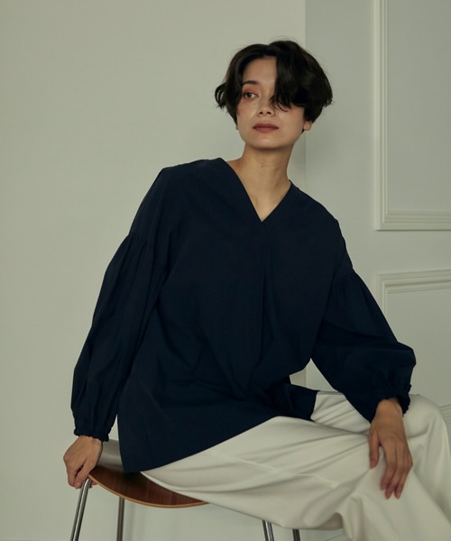 INED（イネド）の「Vネックギャザーブラウス（シャツ/ブラウス・レディース・ベージュ/ネイビー/サックスブルー・9号）」の2枚目の写真