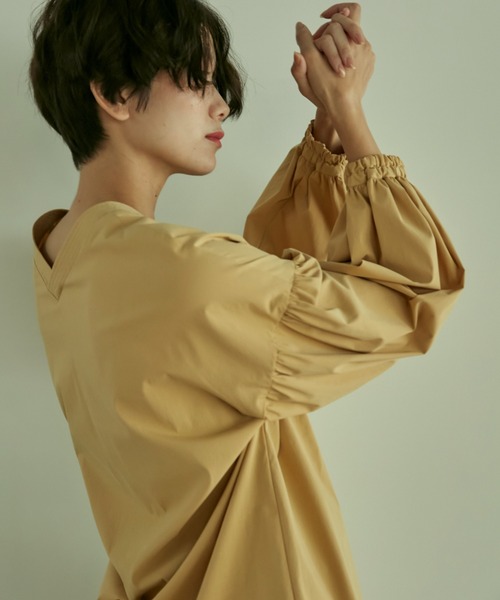 INED（イネド）の「Vネックギャザーブラウス（シャツ/ブラウス・レディース・ベージュ/ネイビー/サックスブルー・9号）」の6枚目の写真