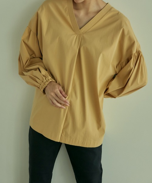 INED（イネド）の「Vネックギャザーブラウス（シャツ/ブラウス・レディース・ベージュ/ネイビー/サックスブルー・9号）」の7枚目の写真