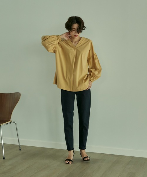 INED（イネド）の「Vネックギャザーブラウス（シャツ/ブラウス・レディース・ベージュ/ネイビー/サックスブルー・9号）」の8枚目の写真