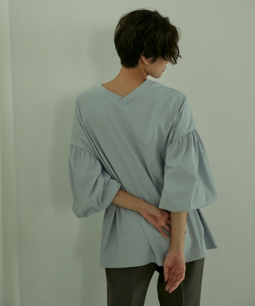 INED（イネド）の「Vネックギャザーブラウス（シャツ/ブラウス・レディース・ベージュ/ネイビー/サックスブルー・9号）」の9枚目の写真