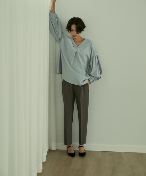 INED（イネド）の「Vネックギャザーブラウス（シャツ/ブラウス・レディース・ベージュ/ネイビー/サックスブルー・9号）」の11枚目の写真