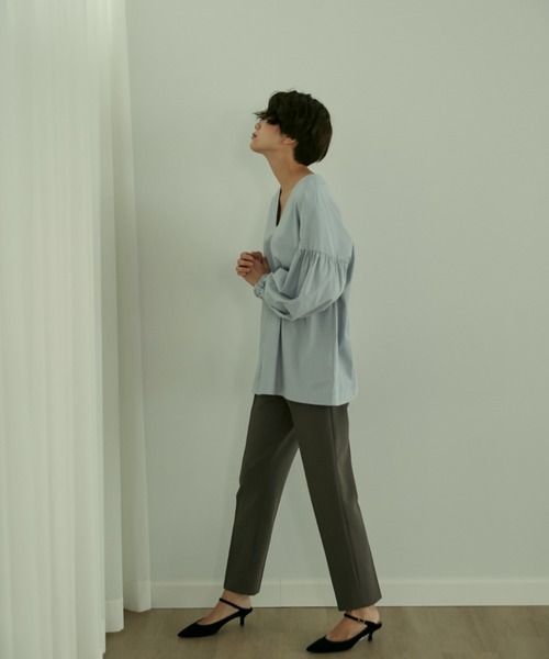 INED（イネド）の「Vネックギャザーブラウス（シャツ/ブラウス・レディース・ベージュ/ネイビー/サックスブルー・9号）」の12枚目の写真