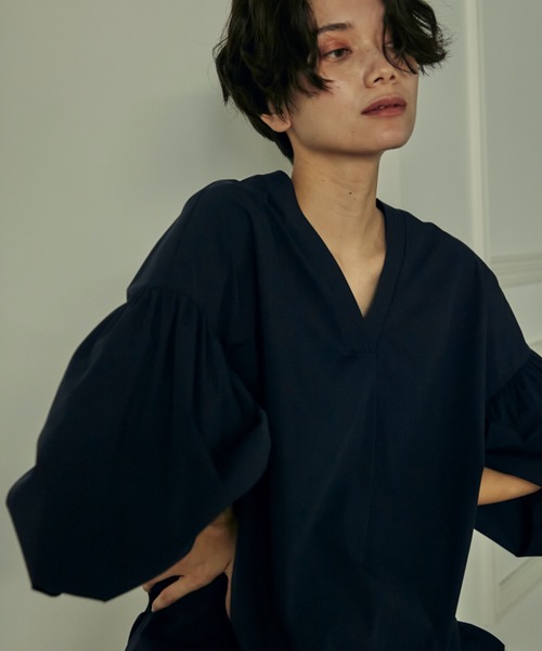 INED（イネド）の「Vネックギャザーブラウス（シャツ/ブラウス・レディース・ベージュ/ネイビー/サックスブルー・9号）」の13枚目の写真