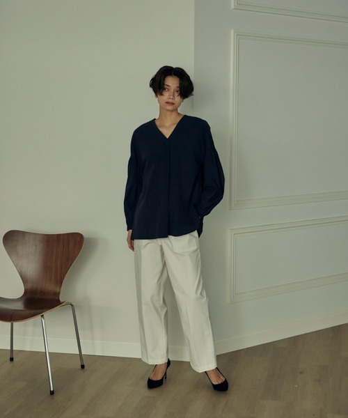 INED（イネド）の「Vネックギャザーブラウス（シャツ/ブラウス・レディース・ベージュ/ネイビー/サックスブルー・9号）」の14枚目の写真