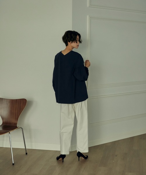 INED（イネド）の「Vネックギャザーブラウス（シャツ/ブラウス・レディース・ベージュ/ネイビー/サックスブルー・9号）」の15枚目の写真