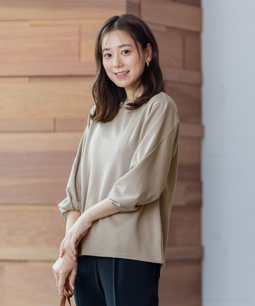 ANY(エニィ)の「【洗濯機可】ツイストスリーブ トップス(Tシャツ/カットソー・レディース・ブラック系/ベージュ系/ブルー系/レッド系・2/3)」の1枚目の写真