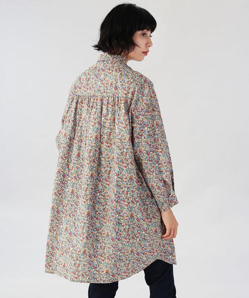 To b. by agnes b.（トゥービーバイアニエスベー）の「WT62 DRESS ブルーミングフラワードレスミニ（シャツワンピース・レディース・レッド・38/40/36）」の5枚目の写真