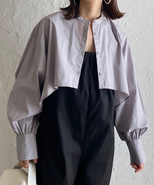 She's Closet(シーズクローゼット)の「スタンドカラーカラーボリュームスリーブ長袖フレアショート丈クロップドシャツ(シャツ/ブラウス・レディース・ホワイト/グレー/ブラック/ライトブルー/アイボリー・FREE)」の1枚目の写真