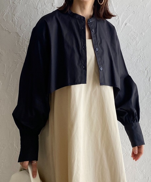 She's Closet(シーズクローゼット)の「スタンドカラーカラーボリュームスリーブ長袖フレアショート丈クロップドシャツ(シャツ/ブラウス・レディース・ホワイト/グレー/ブラック/ライトブルー/アイボリー・FREE)」の4枚目の写真