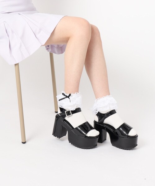 cs T&P（シーエスティーアンドピー）の「ビジューバックル付厚底サンダル（サンダル・レディース・ブラック系1/ブラック/ホワイト系2・S/M/L/LL）」の4枚目の写真