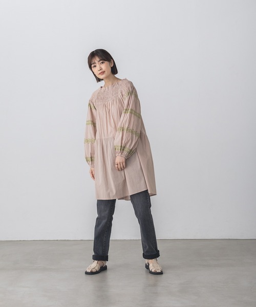 lil nina（リルニーナ）の「キャンブリックボイル シャーリング 刺繍ブラウス（シャツ/ブラウス・レディース・ピンク/ブルー/ベージュ・FREE）」の4枚目の写真