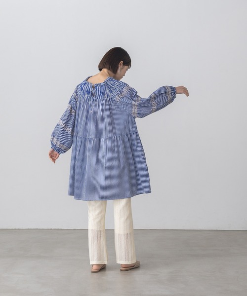 lil nina（リルニーナ）の「キャンブリックボイル シャーリング 刺繍ブラウス（シャツ/ブラウス・レディース・ピンク/ブルー/ベージュ・FREE）」の7枚目の写真