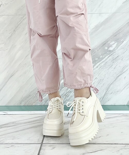 cs T&P(シーエスティーアンドピー)の「軽量厚底ヒールアップシューズ(パンプス・レディース・ブラック/ベージュ/アイボリー・M/L/LL/S)」の14枚目の写真