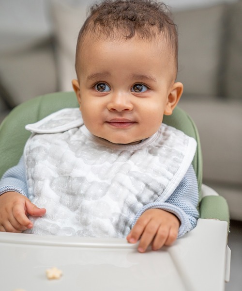 aden + anais (エイデンアンドアネイ)の「スナップビブ オーガニック 3枚入り(スタイ/よだれかけ・キッズ・ライトピンク/テラコッタ/アッシュブラウン/オレンジ/セージグリーン/ライトパープル・FREE)」の2枚目の写真