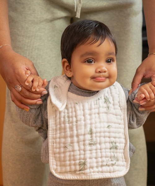 aden + anais (エイデンアンドアネイ)の「スナップビブ オーガニック 3枚入り(スタイ/よだれかけ・キッズ・ライトピンク/テラコッタ/アッシュブラウン/オレンジ/セージグリーン/ライトパープル・FREE)」の4枚目の写真