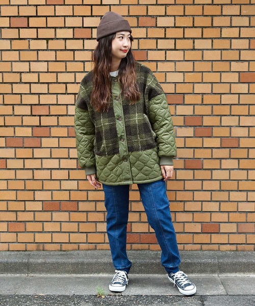 CUBE SUGAR（キューブシュガー）の「チェックボア×キルティングノーカラーブルゾン（ブルゾン・レディース・カーキ/ネイビー・M）」の4枚目の写真