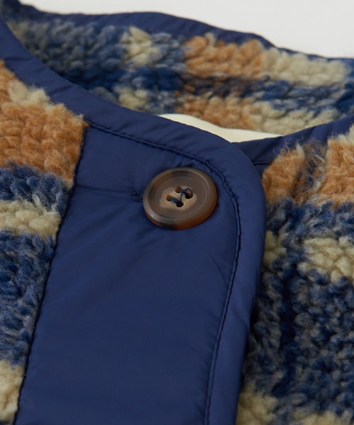 CUBE SUGAR（キューブシュガー）の「チェックボア×キルティングノーカラーブルゾン（ブルゾン・レディース・カーキ/ネイビー・M）」の13枚目の写真