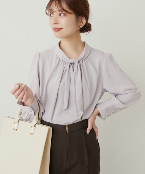 natural couture(ナチュラルクチュール)の「袖口パールノット結びボータイブラウス(シャツ/ブラウス・レディース・グリーン/グレイッシュベージュ/サックスブルー/オフホワイト/その他2/ネイビー/ラベンダー/その他1・FREE)」の6枚目の写真