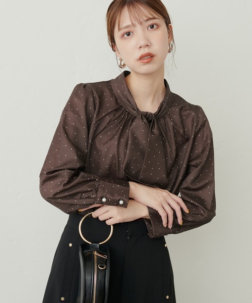 natural couture(ナチュラルクチュール)の「袖口パールノット結びボータイブラウス(シャツ/ブラウス・レディース・グリーン/グレイッシュベージュ/サックスブルー/オフホワイト/その他2/ネイビー/ラベンダー/その他1・FREE)」の7枚目の写真