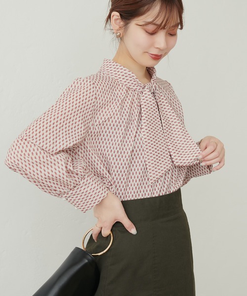 natural couture(ナチュラルクチュール)の「袖口パールノット結びボータイブラウス(シャツ/ブラウス・レディース・グリーン/グレイッシュベージュ/サックスブルー/オフホワイト/その他2/ネイビー/ラベンダー/その他1・FREE)」の8枚目の写真