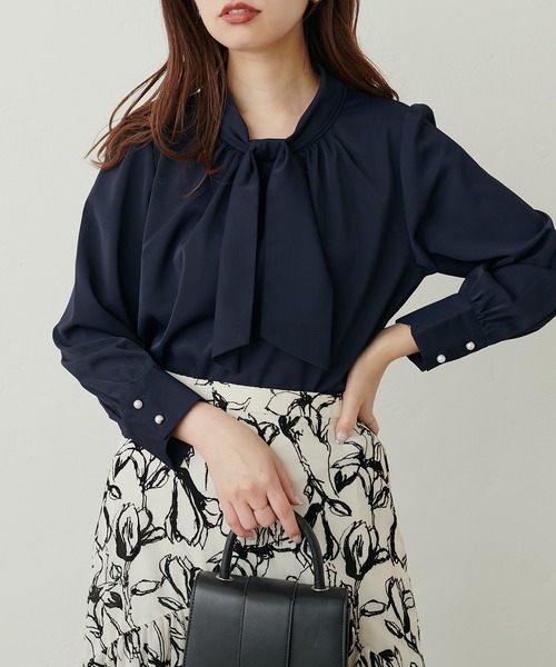 natural couture(ナチュラルクチュール)の「袖口パールノット結びボータイブラウス(シャツ/ブラウス・レディース・グリーン/グレイッシュベージュ/サックスブルー/オフホワイト/その他2/ネイビー/ラベンダー/その他1・FREE)」の5枚目の写真