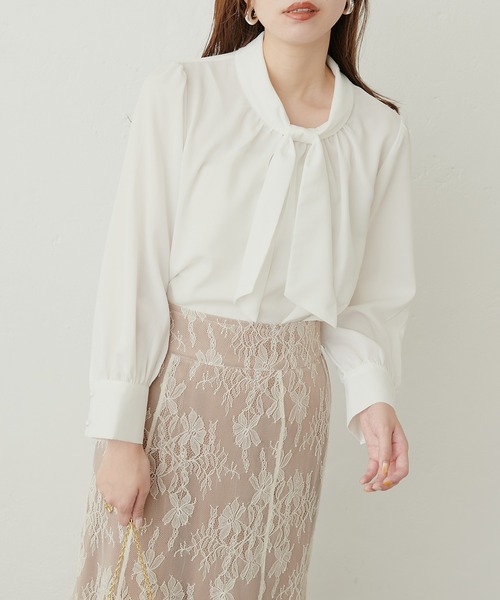 natural couture(ナチュラルクチュール)の「袖口パールノット結びボータイブラウス(シャツ/ブラウス・レディース・グリーン/グレイッシュベージュ/サックスブルー/オフホワイト/その他2/ネイビー/ラベンダー/その他1・FREE)」の1枚目の写真