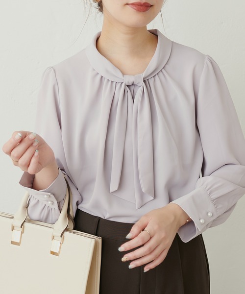 natural couture(ナチュラルクチュール)の「袖口パールノット結びボータイブラウス(シャツ/ブラウス・レディース・グリーン/グレイッシュベージュ/サックスブルー/オフホワイト/その他2/ネイビー/ラベンダー/その他1・FREE)」の10枚目の写真