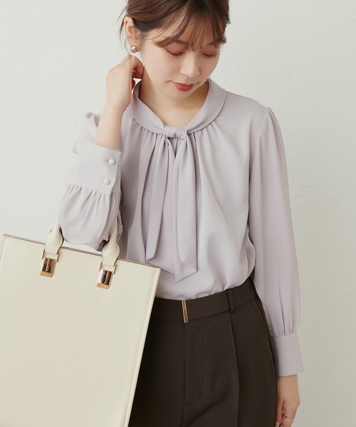 natural couture(ナチュラルクチュール)の「袖口パールノット結びボータイブラウス(シャツ/ブラウス・レディース・グリーン/グレイッシュベージュ/サックスブルー/オフホワイト/その他2/ネイビー/ラベンダー/その他1・FREE)」の11枚目の写真
