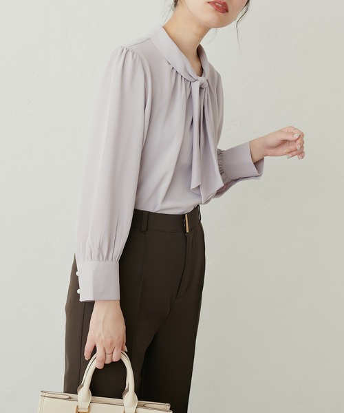 natural couture(ナチュラルクチュール)の「袖口パールノット結びボータイブラウス(シャツ/ブラウス・レディース・グリーン/グレイッシュベージュ/サックスブルー/オフホワイト/その他2/ネイビー/ラベンダー/その他1・FREE)」の12枚目の写真