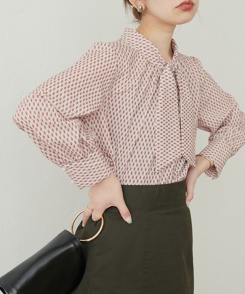 natural couture(ナチュラルクチュール)の「袖口パールノット結びボータイブラウス(シャツ/ブラウス・レディース・グリーン/グレイッシュベージュ/サックスブルー/オフホワイト/その他2/ネイビー/ラベンダー/その他1・FREE)」の19枚目の写真