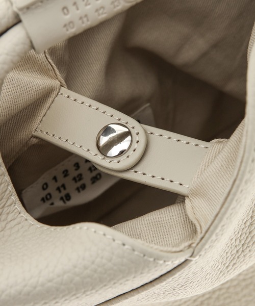 MM6 Maison Margiela（ｴﾑｴﾑｼｯｸｽ ﾒｿﾞﾝ ﾏﾙｼﾞｪﾗ）の「Japanese Crossbody Bag（ショルダーバッグ・レディース・ホワイト/ブラック・FREE）」の4枚目の写真