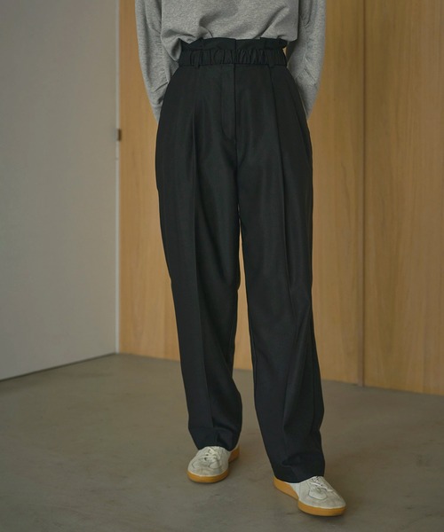 MANOF（マノフ）の「GATHER BELT TUCK PANTS（スラックス）」 - WEAR