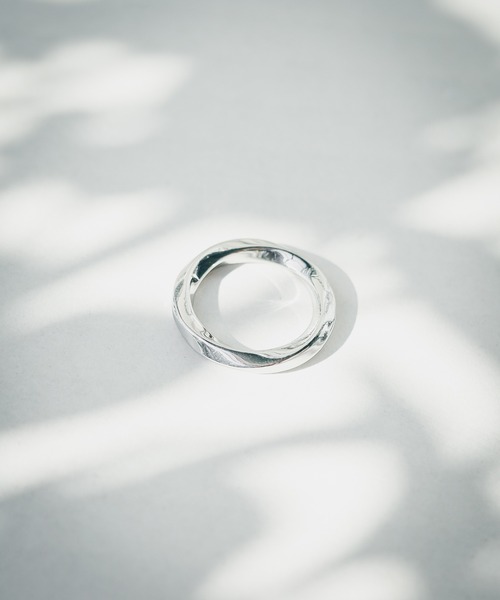 ARCHIVER(アーカイバ)の「【CM】【CALM(カーム)】BRASS Twist Ring(リング・レディース・ブラック/ゴールド/シルバー・9号/13号/11号/15号)」の3枚目の写真