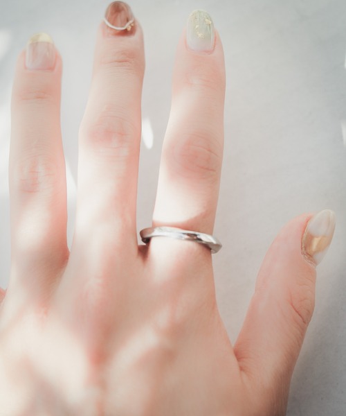 ARCHIVER(アーカイバ)の「【CM】【CALM(カーム)】BRASS Twist Ring(リング・レディース・ブラック/ゴールド/シルバー・9号/13号/11号/15号)」の6枚目の写真