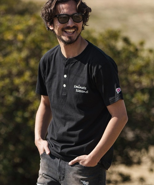 1minute 1second（ワンミニットワンセカンド）の「mt8895- cursive print henley neck cut & sewn Tシャツ（Tシャツ/カットソー・メンズ・ホワイト/ブルー系その他/トップグレー/ブラック・S/M/L/XL）」の3枚目の写真