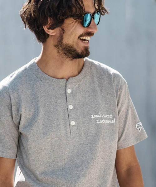 1minute 1second（ワンミニットワンセカンド）の「mt8895- cursive print henley neck cut & sewn Tシャツ（Tシャツ/カットソー・メンズ・ホワイト/ブルー系その他/トップグレー/ブラック・S/M/L/XL）」の4枚目の写真