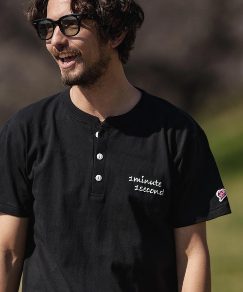 1minute 1second（ワンミニットワンセカンド）の「mt8895- cursive print henley neck cut & sewn Tシャツ（Tシャツ/カットソー・メンズ・ホワイト/ブルー系その他/トップグレー/ブラック・S/M/L/XL）」の5枚目の写真