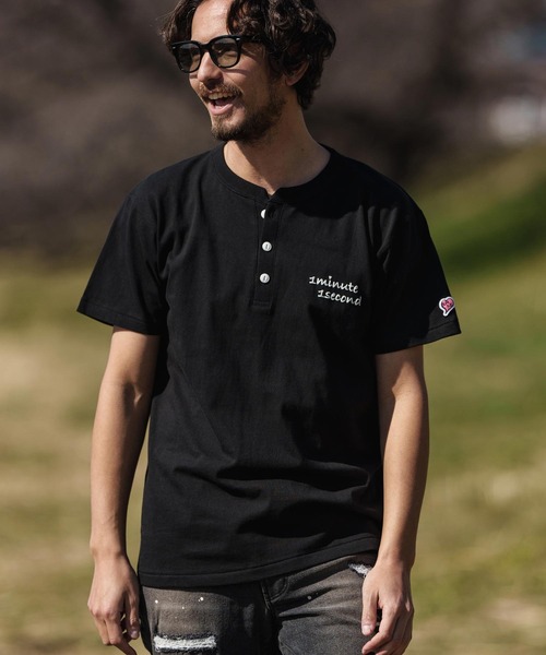 1minute 1second（ワンミニットワンセカンド）の「mt8895- cursive print henley neck cut & sewn Tシャツ（Tシャツ/カットソー・メンズ・ホワイト/ブルー系その他/トップグレー/ブラック・S/M/L/XL）」の6枚目の写真