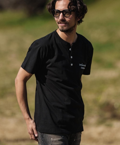 1minute 1second（ワンミニットワンセカンド）の「mt8895- cursive print henley neck cut & sewn Tシャツ（Tシャツ/カットソー・メンズ・ホワイト/ブルー系その他/トップグレー/ブラック・S/M/L/XL）」の7枚目の写真