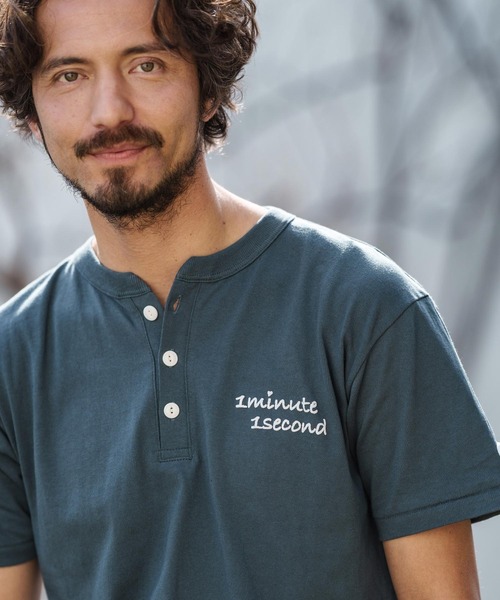 1minute 1second（ワンミニットワンセカンド）の「mt8895- cursive print henley neck cut & sewn Tシャツ（Tシャツ/カットソー・メンズ・ホワイト/ブルー系その他/トップグレー/ブラック・S/M/L/XL）」の9枚目の写真