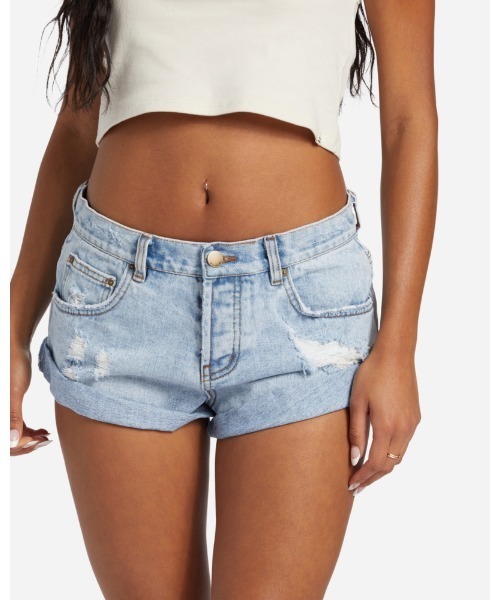 BILLABONG(ビラボン)の「【直営店限定】BILLABONG レディース GET LOW SHORT ウォークパンツ/ショートパンツ 【2024年春夏モデル】/ビラボンデニムショートパンツ(デニムパンツ・レディース・ライトブルー・25inch/24inch)」の1枚目の写真