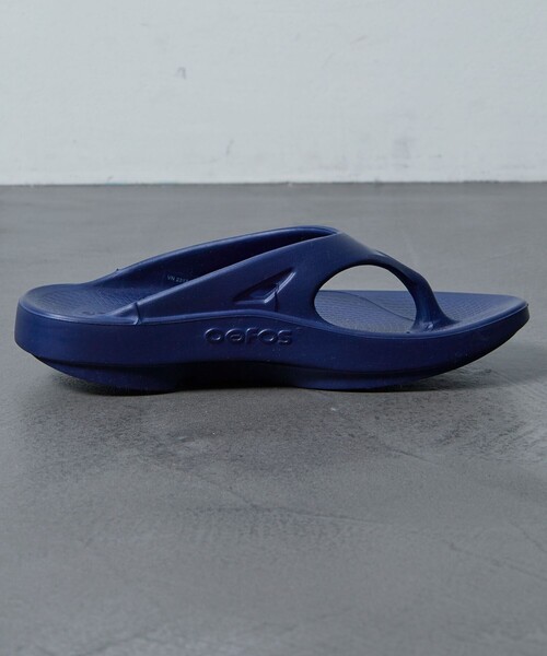 OOFOS（ウーフォス）の「OOFOS/ウーフォス 別注 Ooriginal/ウーオリジナル/リカバリーサンダル/トングサンダル（サンダル・メンズ・ネイビー・7/8/9）」の4枚目の写真