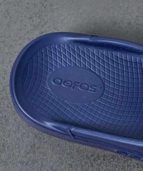 OOFOS（ウーフォス）の「OOFOS/ウーフォス 別注 Ooriginal/ウーオリジナル/リカバリーサンダル/トングサンダル（サンダル・メンズ・ネイビー・7/8/9）」の5枚目の写真