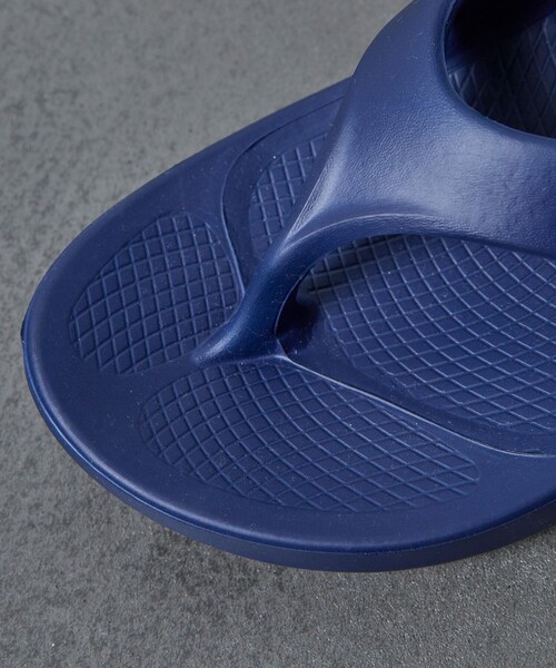 OOFOS（ウーフォス）の「OOFOS/ウーフォス 別注 Ooriginal/ウーオリジナル/リカバリーサンダル/トングサンダル（サンダル・メンズ・ネイビー・7/8/9）」の6枚目の写真