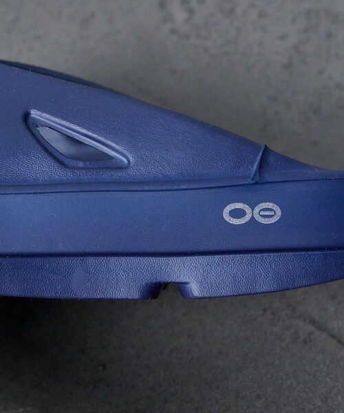 OOFOS（ウーフォス）の「OOFOS/ウーフォス 別注 Ooriginal/ウーオリジナル/リカバリーサンダル/トングサンダル（サンダル・メンズ・ネイビー・7/8/9）」の7枚目の写真