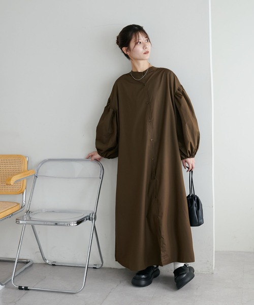 DISCOAT(ディスコート)の「【WEB限定】スタンドカラー袖ボリュームワンピース(シャツワンピース・レディース・ブラック/ホワイト系その他2/ホワイト/ホワイト系その他/ブラウン・MEDIUM)」の5枚目の写真