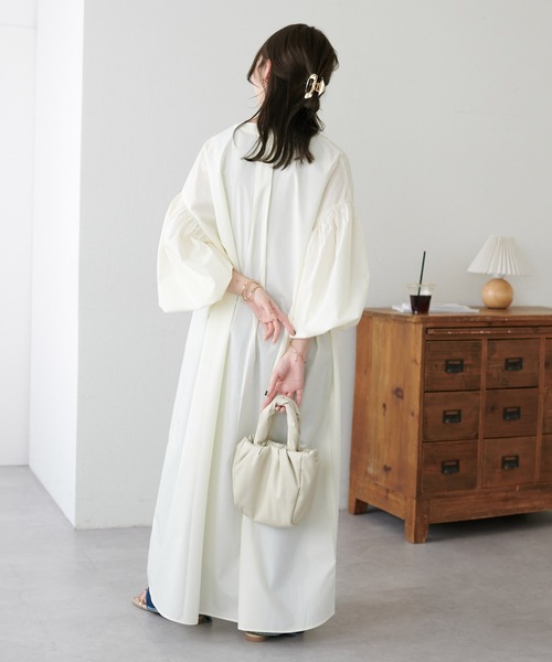 DISCOAT(ディスコート)の「【WEB限定】スタンドカラー袖ボリュームワンピース(シャツワンピース・レディース・ブラック/ホワイト系その他2/ホワイト/ホワイト系その他/ブラウン・MEDIUM)」の18枚目の写真