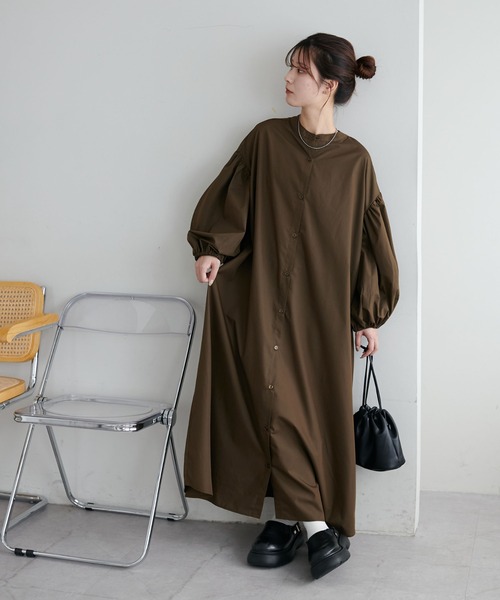 DISCOAT(ディスコート)の「【WEB限定】スタンドカラー袖ボリュームワンピース(シャツワンピース・レディース・ブラック/ホワイト系その他2/ホワイト/ホワイト系その他/ブラウン・MEDIUM)」の7枚目の写真